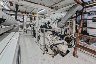 SERENITY 38 Engine Room