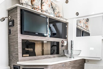 2018 Everglades 435 Center Console 38 