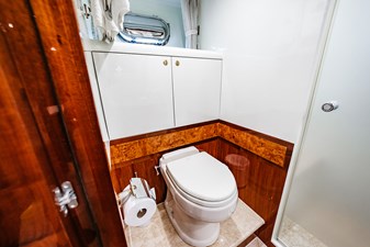 SOUTHERN BELLE 37 Port Side Guest Head