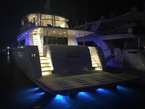 JOHNSON 93 OPEN BRIDGE 61 Stern at night