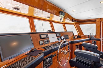 JEF82110L506 19 20_2006 82ft Jefferson Starship Pilothouse