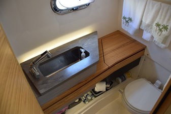 ERIKA RAY 40 Enclosed head with vanity and portlight  