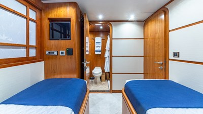 B HAPPY 36 Stbd guest cabin looking aft 