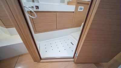 Freedom 35 Shower