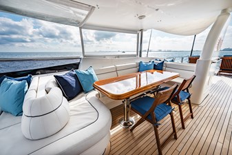 SOUTHERN BELLE 55 Flybridge Dining