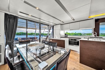 2015 Prestige 750 44 