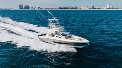 Boston Whaler 420 Outrage 11 