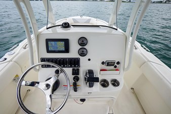 2015 Boston Whaler 220 Outrage 21 