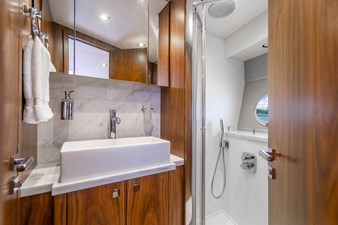 - 76 77_2019 57ft Sunseeker Predator