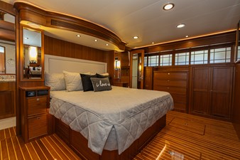 C'EST LA VIE 20 020 Master Stateroom facing Port