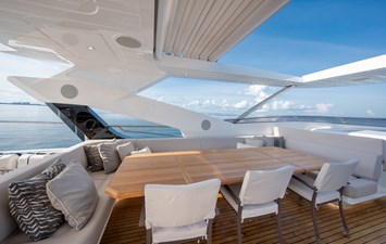 EOS 18 FLYBRIDGE 
