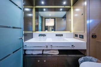 2017 Cruisers Yachts 60 Cantius 64 