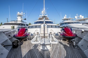 NEVER ENOUGH 39 Foredeck