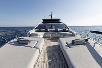 NEVER GIVE UP 31 Foredeck