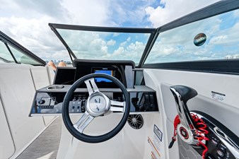 Sea Ray SDX 270 Outboard 24 25