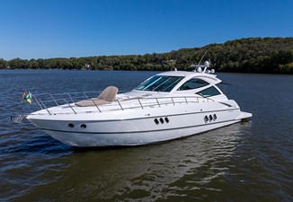 WONDERFUL WORLD 46 Port bow profile