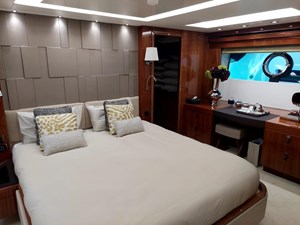 Sunseeker 86 Yacht 17 Master cabin bed
