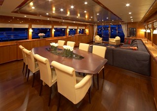 JOHNSON 110 FLYBRIDGE  3 Dining salon