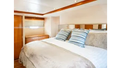 2007 Hatteras 64 Motor Yacht  30 