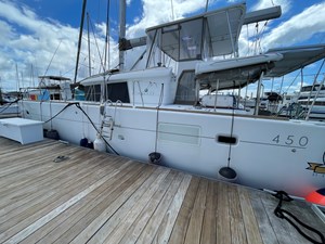 Stray Cats 4 Lagoon-450 F Hull view on dockside