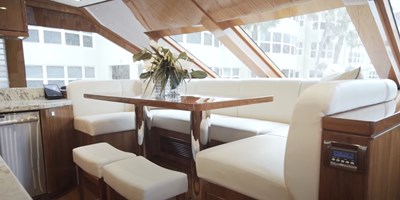 LOLA T 10 Galley Settee
