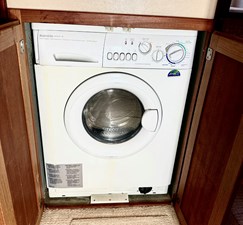 SEAGLASS 42 2006 American Tug 41: Washer/Dryer Combo