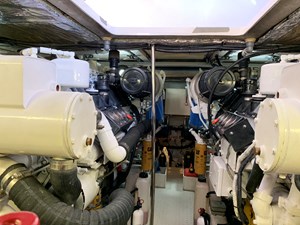 LUCHY 44 1995 SEA RAY 63 ENGINE ROOM 3