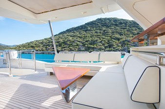 La Rubia 48 La Rubia Exterior – Flybridge seating