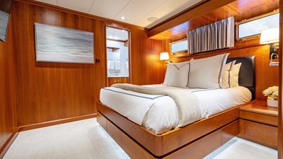 SILVER SEAS 21 VIP Queen Stateroom - Port