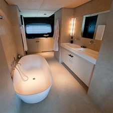 LATITUDE 4 Master Bathroom