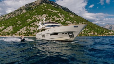 LADY MURA 6 4Yacht_ladymura_Superyacht_IYC_jetski2