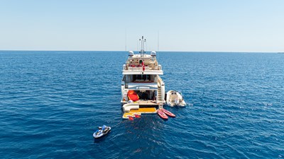 Champagne and caviar 4 