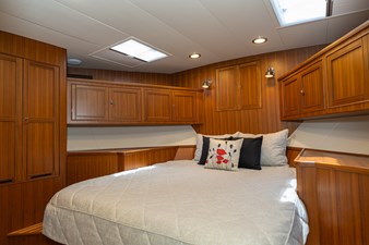 C'EST LA VIE 28 030 VIP facing Port