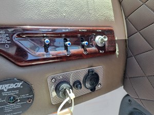 - 36 37_2014 27ft Regal 2700 Bowrider