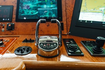 SOUTHERN BELLE 46 Helm Detail