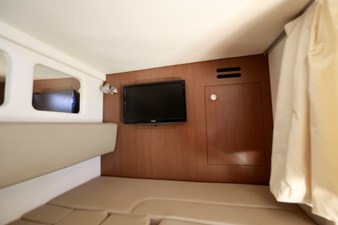 ANTANI 29 330-SUNDANCER-SEA-RAY-2014-YACHTSBLUE-AFT-CABIN-TV