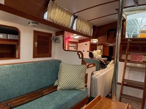 TRILLIUM 6 Salon Looking Aft