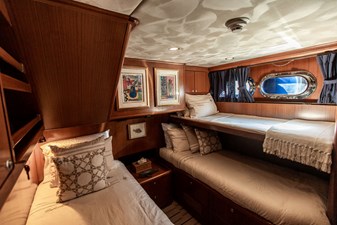 CABOCHON 47 45. Starboard guest cabin.
