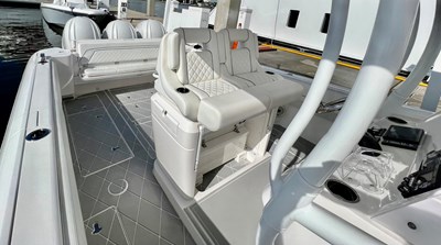 TALAN'T SHOW 4 Intrepid 40' 2021  Helm Seating