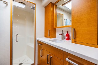 Farther & Sun 38 Master En-Suite Head