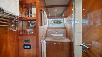 - 44 45_2007 108ft Sunseeker Predator
