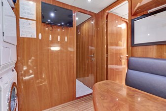 OSSUM DREAM 47 Crew Lounge  