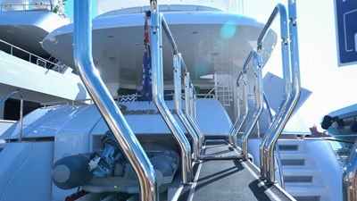 Moonraker 25 Mooraker stern 