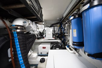 VENTURA 82 Forward of Port Motor  