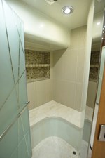 JOHNSON 93 OPEN BRIDGE 23 Master shower