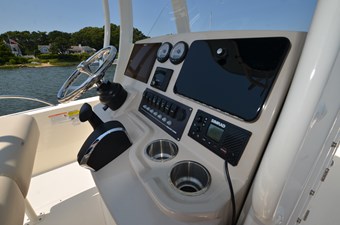 Boston Whaler 250 7 Helm Area
