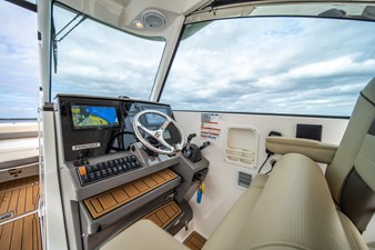 2019 Pursuit DC 325 Dual Console 35 