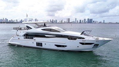 95 Raised Pilothouse 4 95' Azimut _ Drone-4