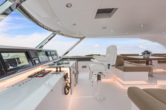 Horizon E100  6 Horizon E100 open flybridge helm. 