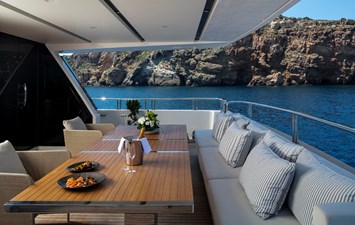 Dinaia SAN LORENZO SL 106 8 Deck dining port view